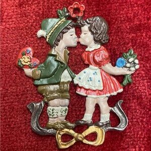 Charming Vintage Kissing Couple Decor